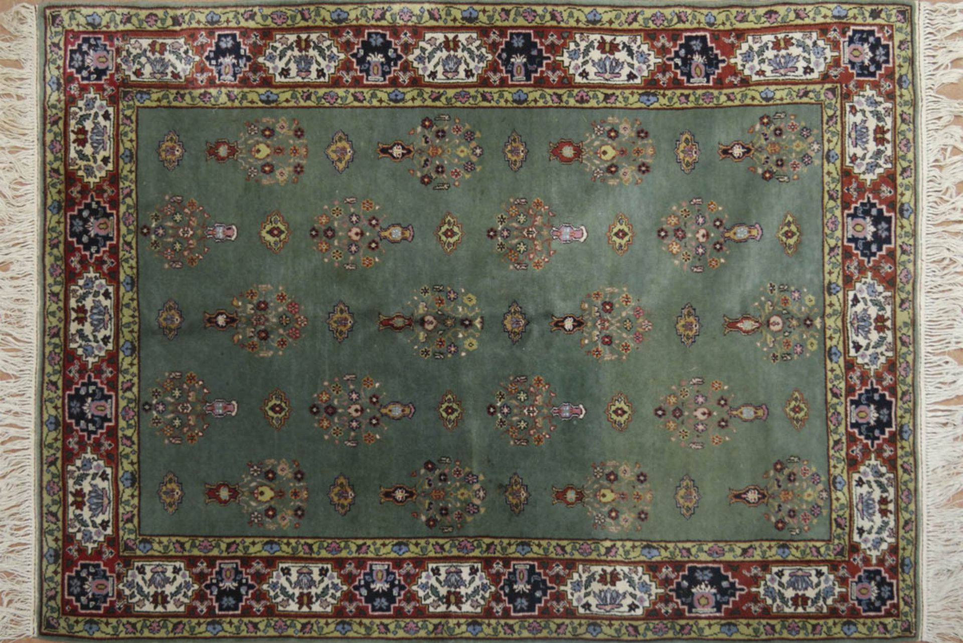 Täbris, Persien, grüngrundig mit Vasen- und Floralmuster, min. fleckig, 169x234 cm