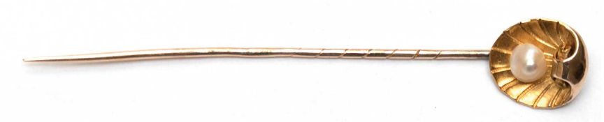 Krawattennadel, 585er GG (geprüft), unleserl. punziert, plastische Muschel besetzt mit Perle, L. 6,