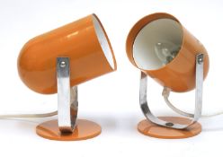 Paar Design-Nachttischlampen, Panton Ära, 70er Jahre, Aluminium, orange gefaßt, Gebrauchspuren, H. 