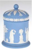 Deckeldose, Wedgwood, blau mit weißem Reliefdekor, Gebrauchspuren, H. 12,5 cm