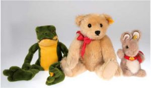 Konvolut von 3 Steiff-Tieren, dabei Teddy mit Stimme, Frosch und Hase, minimale Gebrauchspuren, H. 