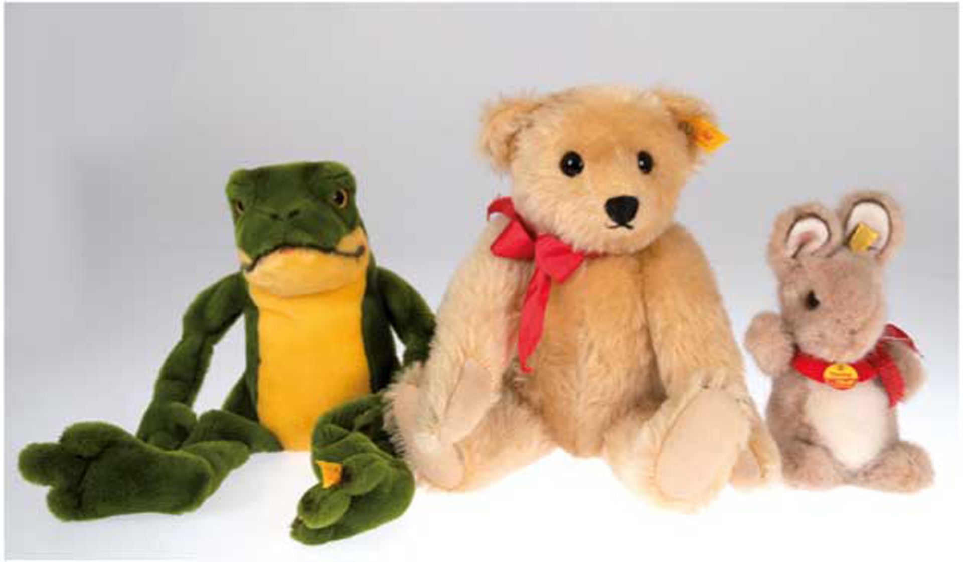 Konvolut von 3 Steiff-Tieren, dabei Teddy mit Stimme, Frosch und Hase, minimale Gebrauchspuren, H.