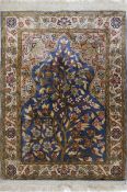 Kleiner Seidenteppich, Floralmuster mit Gebetsgiebel, oberhalb etwas ausgeblichen, 45x63 cm