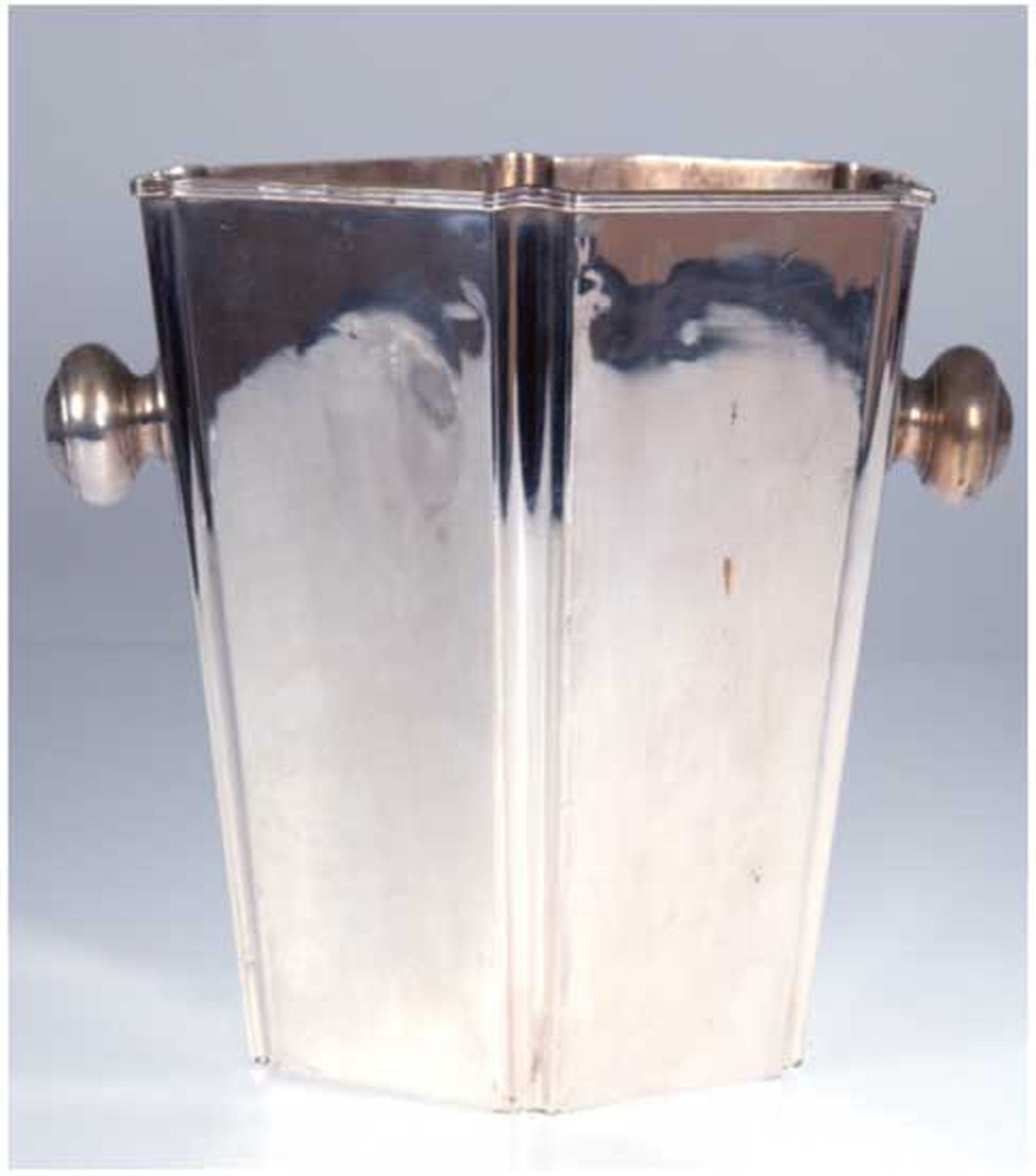 Sekt-/Weinkühler, versilbert, 6-kantige, konische Form mit beidseitigen Handhaben, H. 26 cm