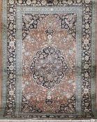 Kaschmir Seidenteppich, hellgrundig mit Zentralmedaillon und floralem Muster, Kanten etwas beschädi