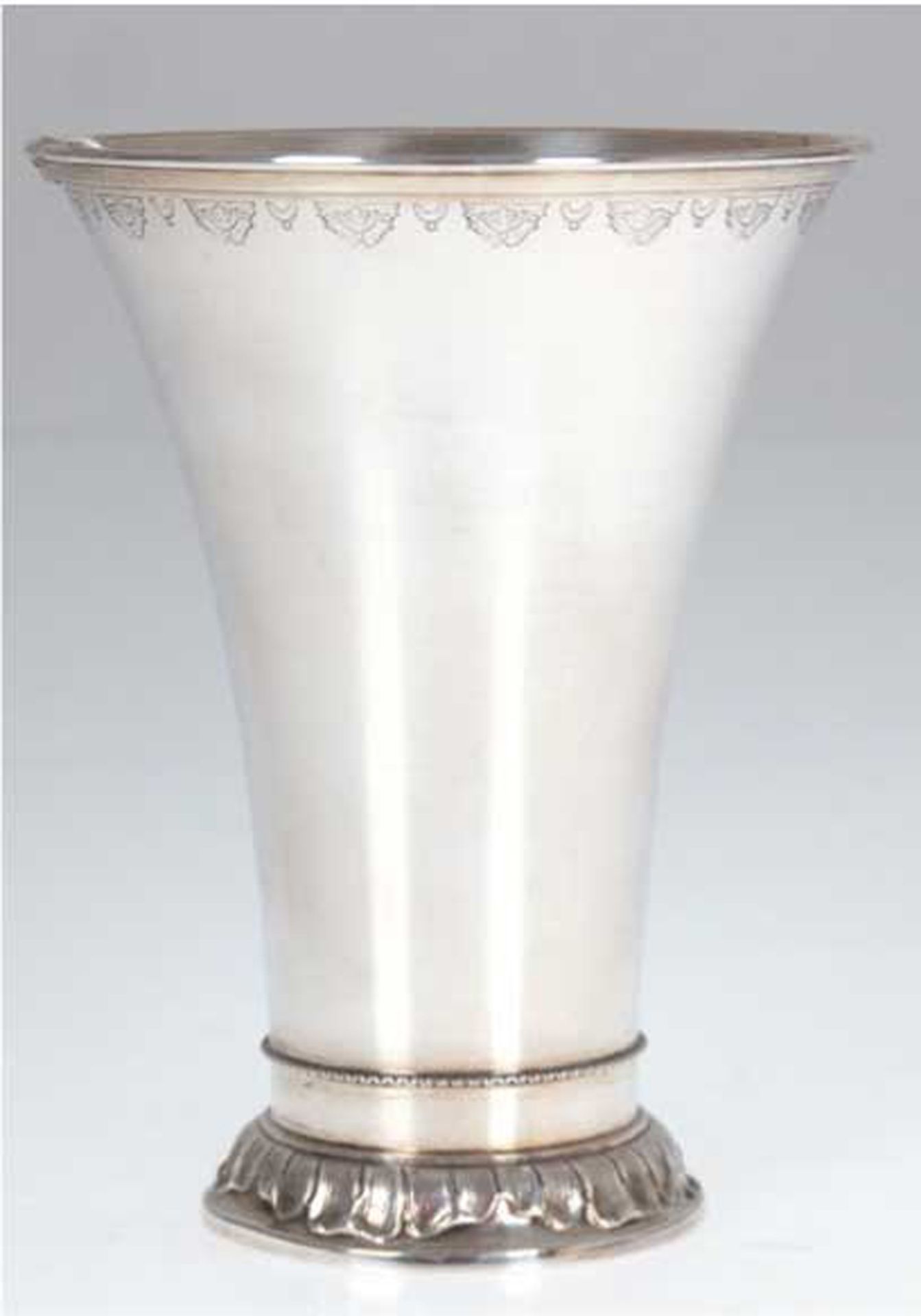 Vase, Schweden 1926, Silber, punziert, ca. 150 g, reliefierter Stand und Ornamentfries, H. 15 cm