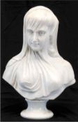 Italien 19. Jh. "Büste einer jungen Frau mit Tuch", weißer Carrara-Marmor, vollplastisch gearbeitet
