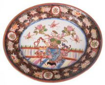 Porzellanplatte, China, oval, Fahne mit floralem Dekor, im Spiegel Blumenvase mit Schmetterlingen, 