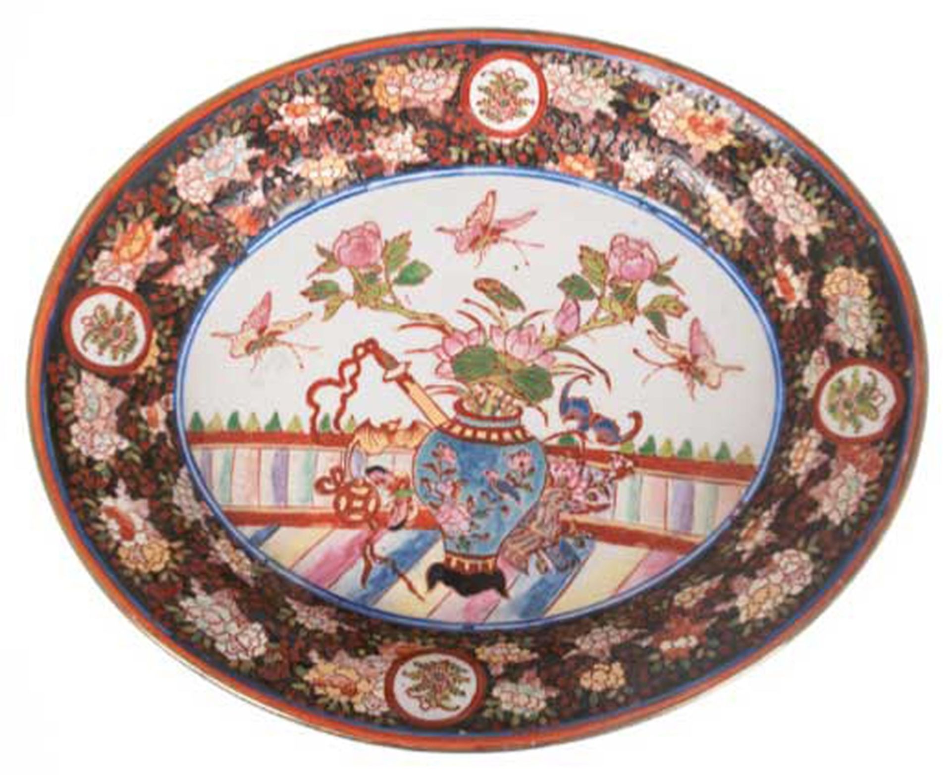 Porzellanplatte, China, oval, Fahne mit floralem Dekor, im Spiegel Blumenvase mit Schmetterlingen, 