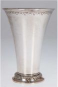 Vase, Schweden 1901, Silber, punziert, ca. 325 g, reliefierter Stand und Ornamentfries, H. 20 cm