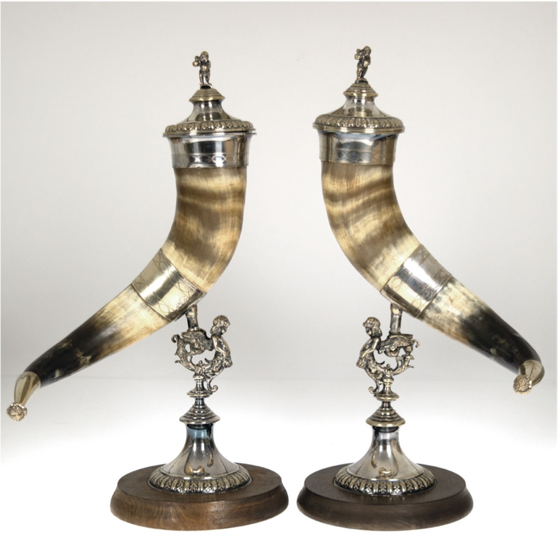 Paar Historismus-Trinkhörner auf figürlichem Fuß, versilbert, auf runder Holzplatte, Fuß mit plasti
