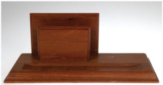 Schreibtischutensil, Nußbaum, Briefhalterung mit Stiftmulde, 12x32x14 cm
