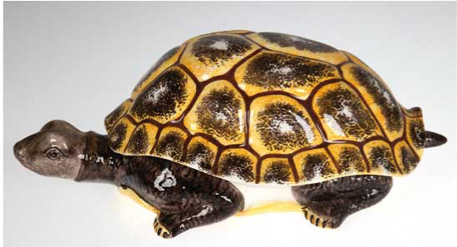 Deckeldose in Form einer Schildkröte, Italien 20. Jh., Majolika, polychrom bemalt, 10,5x32x18 cm