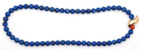 Lapislazuli-Kette, Kugelglieder, Dm. 8 mm, 585er GG-Schließe mit einer Korallenkugel neben der Schl