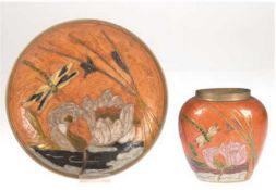 Vase und und Wandteller, Messing polychrom emailliert, Darstellung einer Libelle über Seerosen, Vas