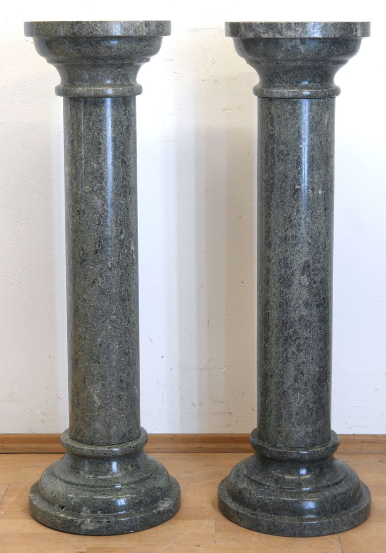 Paar Marmorsäulen, grün, 3-teilig, über rundem profiliertem Stand zylindrische Säule mit rundem Abs
