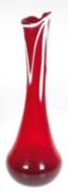 Große Murano-Vase, Keulenform, rotes Glas mit hellen Aufschmelzungen auf geschwungenem Rand und Hal