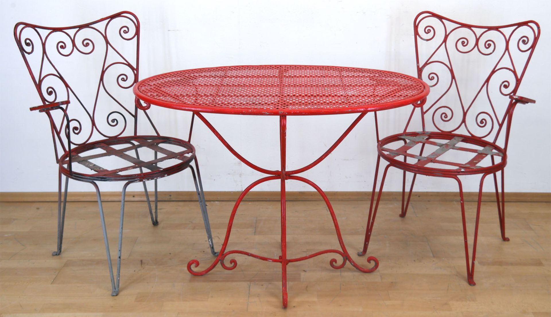 Gartengarnitur, 50er Jahre, Eisen, rot gefaßt, bestehend aus 2 Armlehnstühlen ohne Sitz, 90x59x53 c