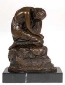 Bronze-Figur im Jugendstil "Junge Frau auf Felsen hockend", Nachguß, braun patiniert, Gießerplakett