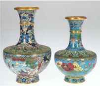 2 Cloisonnévasen, China, Messing, ornamental, floral und mit Vogelmotiven emailliert, H. 18 u. 20 c