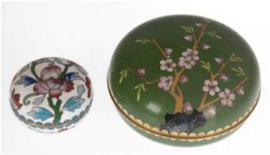 2 Cloisonnédosen, China, Messing, floral emailliert, Dm. 10 und 5 cm