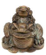 Skulptur "Großer Geldfrosch", Südostasien od. China, Bronze, unterseitig signiert, H. 24 cm