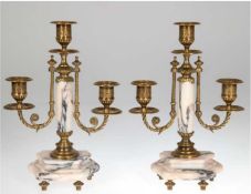 Paar Historismus-Kerzenleuchter, 3-flammig, Marmor mit Bronzemontierung, H. 28 cm