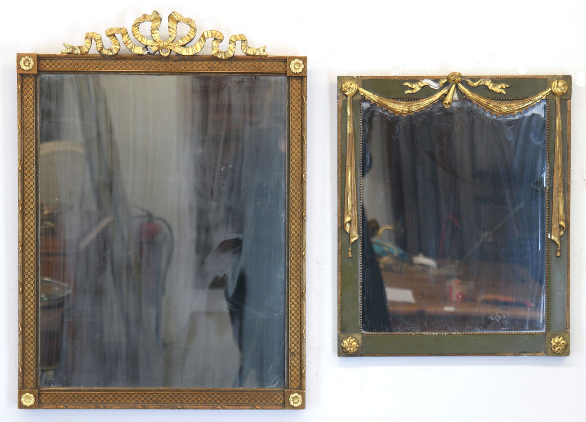 2 Spiegel im Empirestil, Holz mit vergoldeten Stuckverzierungen, 64x67x3 cm und 46x38x3 cm