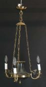 Deckenlampe im Biedermeierstil, gefaßter Metallkorpus mit 3 Leuchterarmen am Messingreif, H. ca. 65
