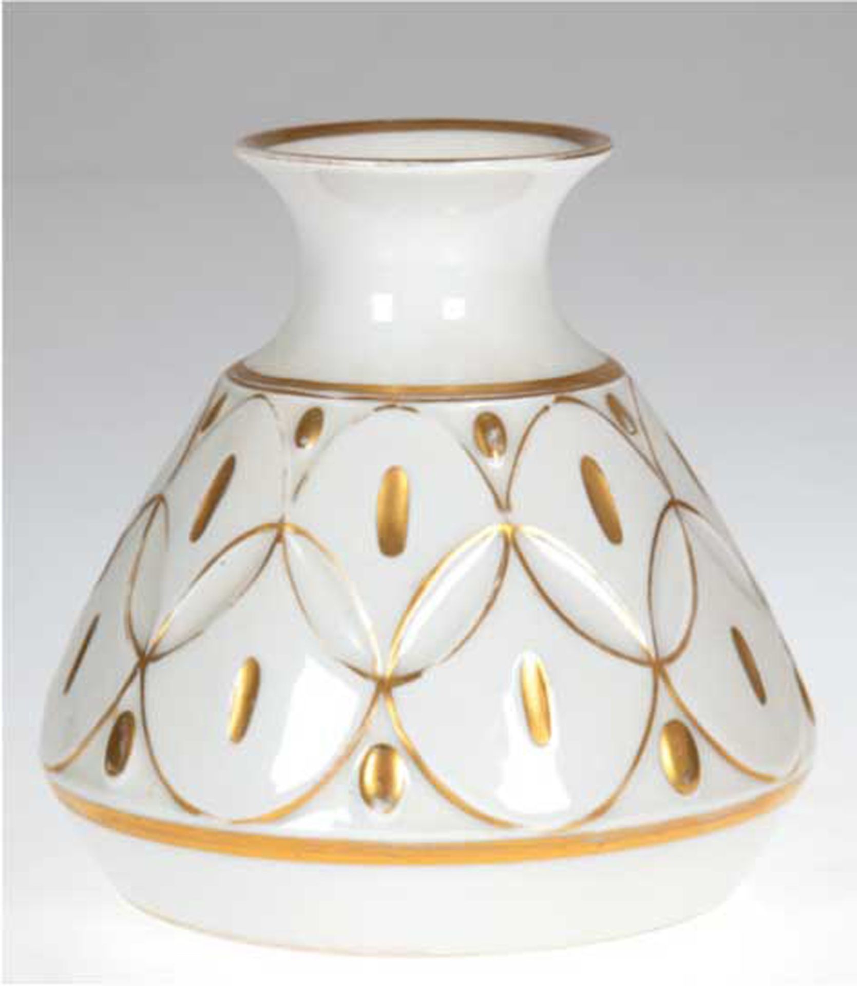Vase, Hutschenreuther, Entw. Fritz Klee, weiß mit ornamentalem Golddekor (z.T. berieben), H. 12,5 c