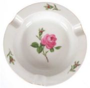 Meissen-Aschenbecher, rund,  Rote Rose mit Goldrand (etwas berieben), 2 Schleifstriche, Dm. 12,5 cm