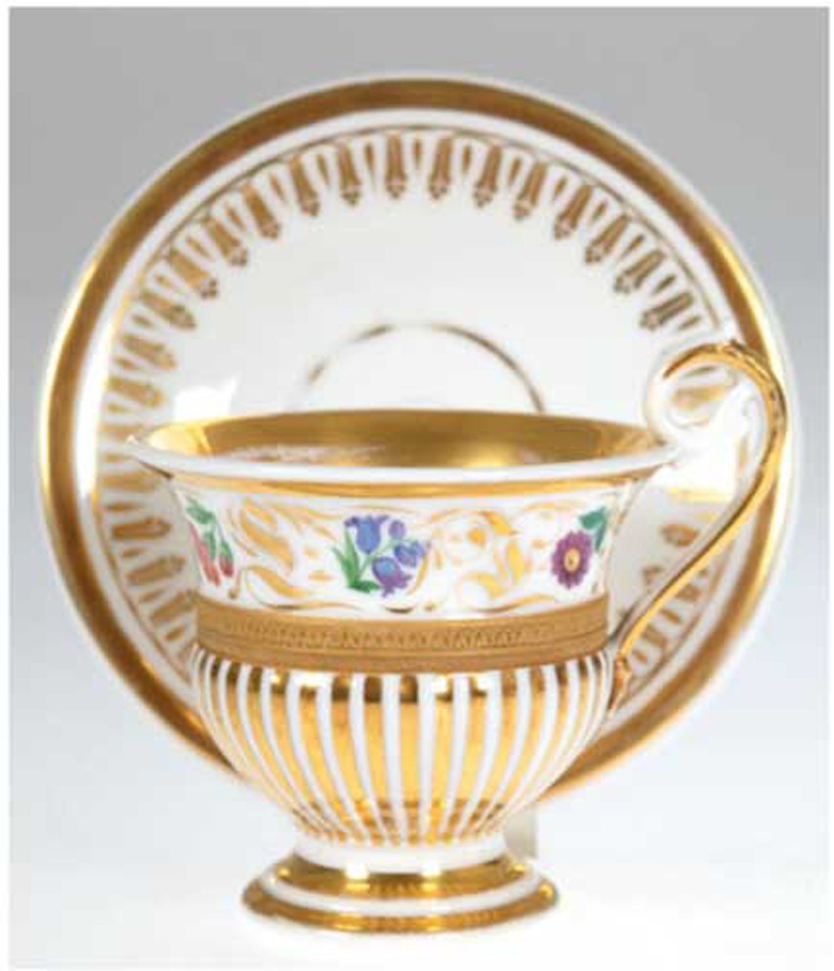 Biedermeier-Tasse mit UT (unter dem Rand best.), polychrome Blumenmalerei und reiche Goldstaffage, 