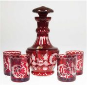 Böhmische Karaffe mit 4 Gläsern, Egermann, rot lasiert und geschliffen, H.30 und 9 cm