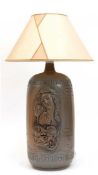 Tischlampe mit vasenförmigem Keramikfuß, Skandinavien, signiert und datiert 1968, beiger Schirm, H.