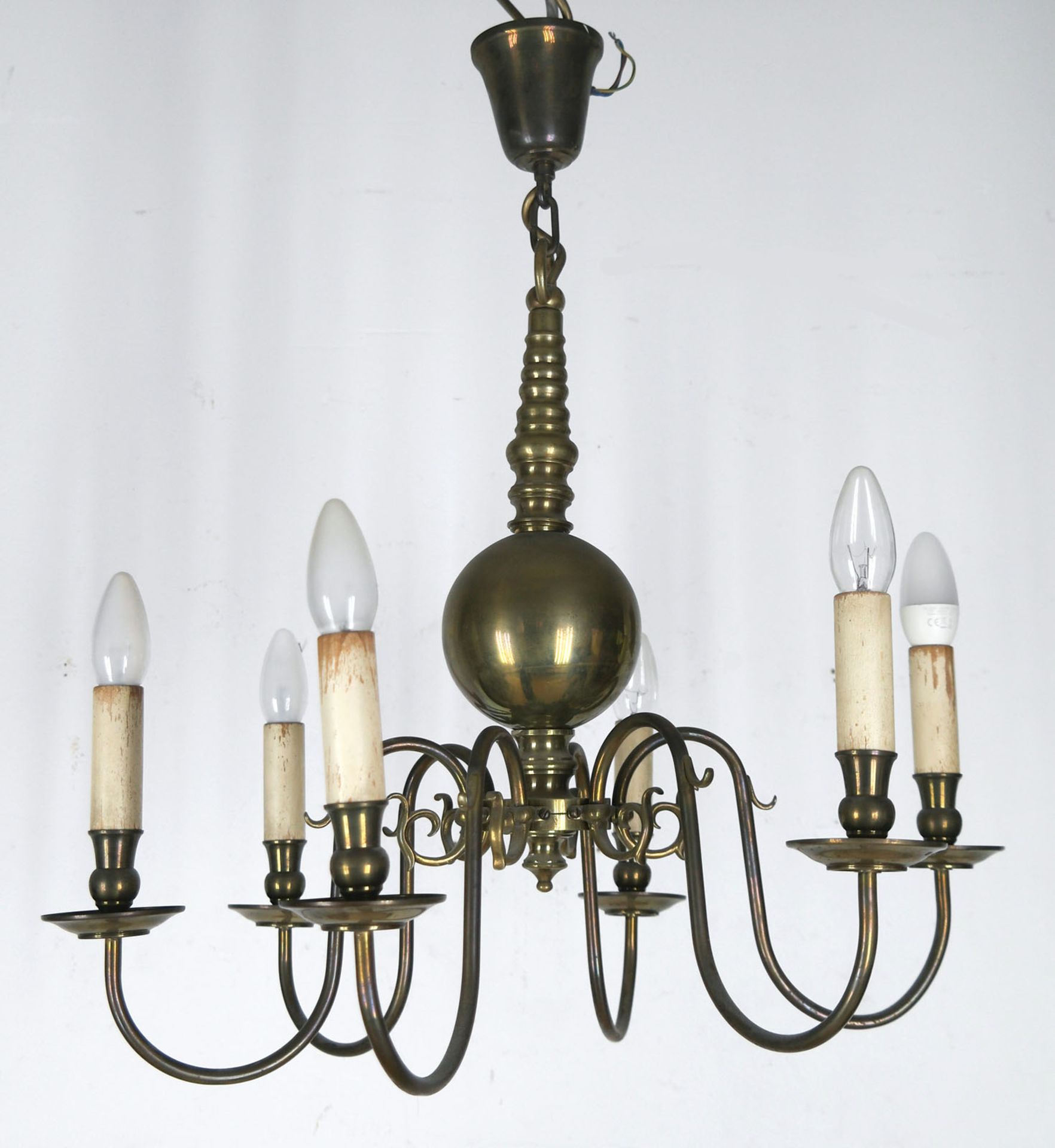 Deckenlampe, gegliederter Messingschaft mit Kugel und 6 geschwungenen Leuchterarmen, H. ca. 68 cm, 