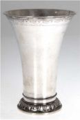 Vase, Schweden 1930, 830er Silber, 230 g, reliefierter Stand und Ornamentfries, ausgestellter Rand,