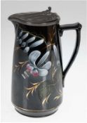 Jugendstil-Kanne, Keramik, schwarz glasiert mit floraler Bemalung und Goldstaffage, Zinndeckel, H. 
