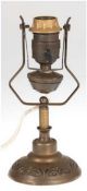 Jugendstil-Tischlampe, Messing, reliefierter Stand, schwenkbare Fassung, H. 21 cm