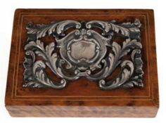 Biedermeier-Kästchen, Holz, furniert, Fadenintarsien, Deckel mit floral reliefiertem Silberbeschlag