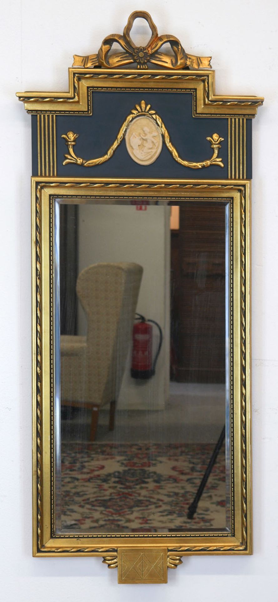 Spiegel im klassizistischem Stil, gold und blau gefaßt, facettiertes Glas, im Giebelfeld figürliche