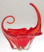 Murano-Schale, mit Etikett, farbloses Glas rot überfangen, sternförmiger Fuß in vertikal gegliedert