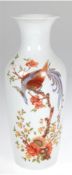 Vase, Staffelstein, Kaiser Porzellan, polychromer Floral- und Vogeldekor mit Goldstaffage, H. 25,5 