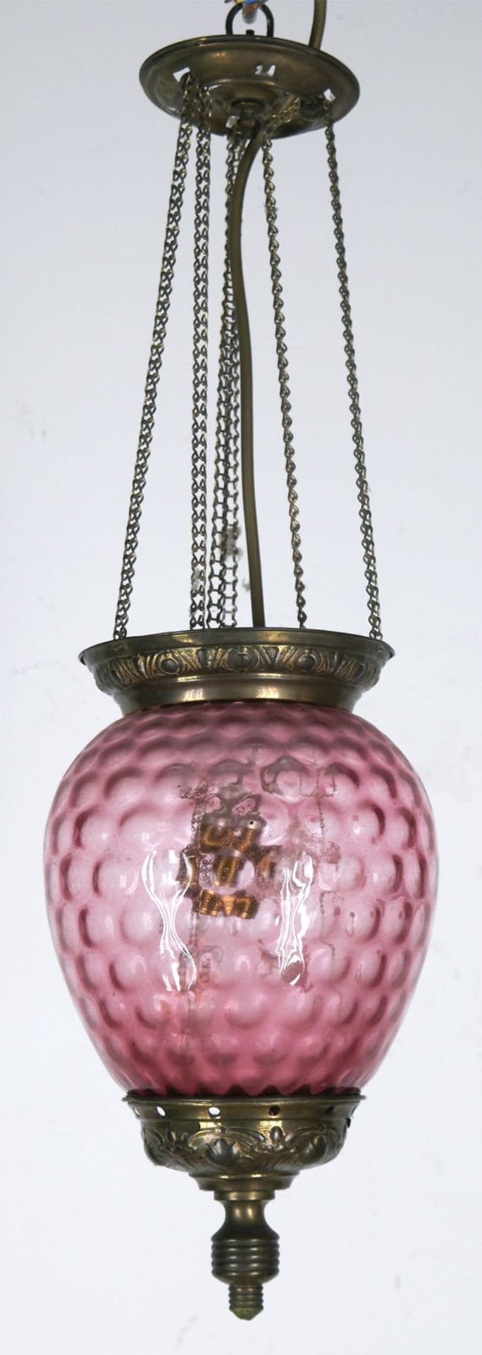 Biedermeier-Ampel, an Ketten hängender strukturierter, roter Glaskorpus mit reliefierter Messingmon