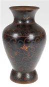 Cloisonné-Vase, China um 1900, Balusterform, polychrome florale und ornamentale Einlagen auf dunkle