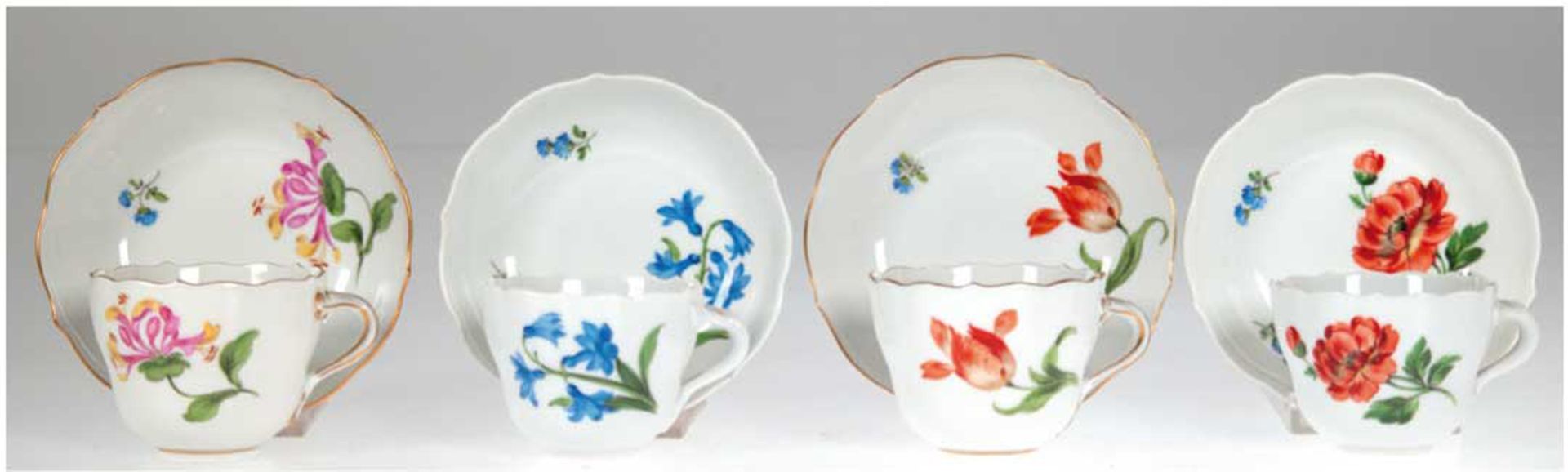 4 Meissen-Mokkatassen mit UT, 2x 1924-1934, Bunte Blume 1, Neuer Ausschnitt, 2x mit Goldrand, 2 Sch