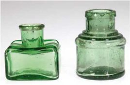 2 kleine Waldglas-Gefäße, 19./20. Jh., grün, H. 5 cm und 6,5 cm