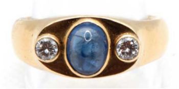 Ring, 585er GG, besetzt mit 2 Brillanten von zus. 0,50 ct, Si, und 1 Saphir-Cabochon von 1,85 ct, 1