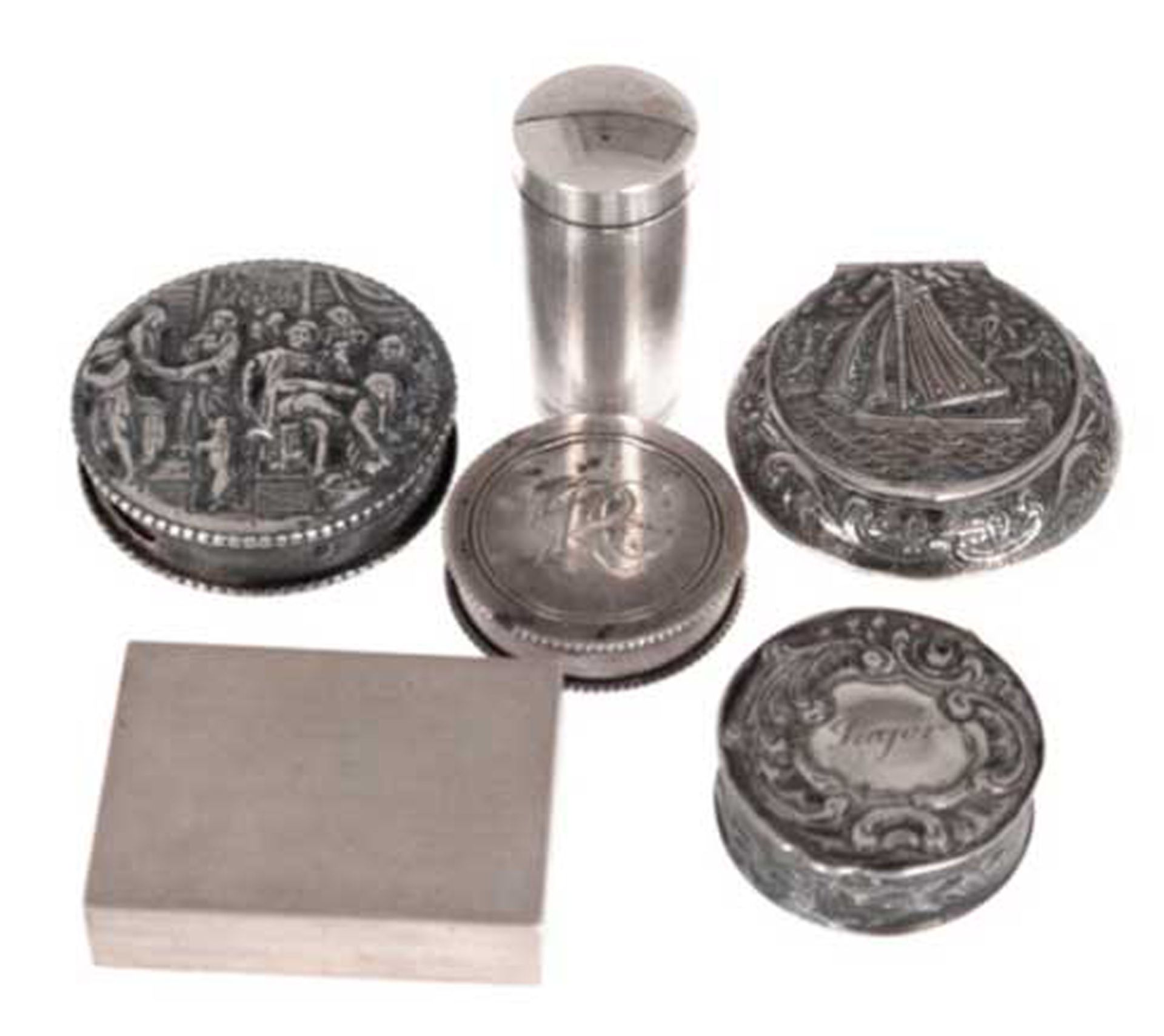 6 kleine Dosen, Silber (geprüft), zus. 107 g, dabei 4 runde Dosen z.T. mit Relief oder Namensgravur