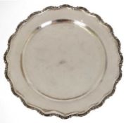 Großes Tablett, rund, Schweden, 830er Silber, 1400 g, leichter Hammerschlagdekor, geschweifter Rand