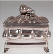 Biedermeier-Zuckerdose, Silber, punziert, 331 g, rechteckige geschweifte Form, Birne als Deckelbekr